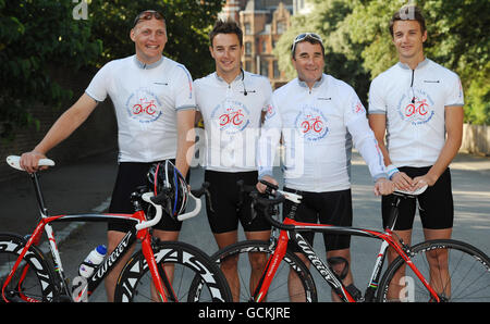 Nigel Mansell, ancien champion du monde de Formule 1 britannique (deuxième à droite), avec ses fils Greg (deuxième à gauche) et Leo (à droite) et Magnus Backstedt, ancien coureur cycliste professionnel suédois à la retraite, avant de partir pour le Nigel Mansell UK Youth cycle Challenge, Sensibiliser à la campagne positive à propos de la jeunesse et recueillir 1 million de personnes pour la jeunesse du Royaume-Uni. Au Palais de Kensington, Londres. Banque D'Images