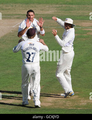 André Nel (au centre) de Surrey célèbre avec Rory-Hamilton Brown (à gauche) et Matthew Spriegel (à droite) après avoir pris la porte de David de Northamptonshire Murphy Banque D'Images