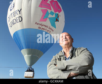 Indépendant sur le dimanche journaliste Alan Hubbard avec la Loterie nationale de Londres 2012 Jeux en montgolfière, au Parc Olympique, à Stratford, est de Londres. Banque D'Images