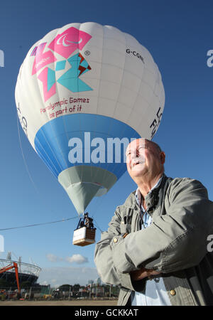 Indépendant sur le dimanche journaliste Alan Hubbard avec la Loterie nationale de Londres 2012 Jeux en montgolfière, au Parc Olympique, à Stratford, est de Londres. Banque D'Images