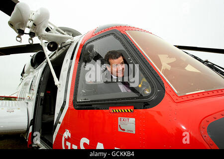 Noel Dempsey, ministre des Transports, dans le poste de pilotage du nouvel hélicoptère Sikorsky S-92A, dans le parc de l'hôtel Moyvalley à Co Meath, à l'occasion d'un contrat de 500 millions d'euros entre la Garde côtière irlandaise et CHC Irlande. Banque D'Images