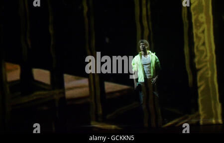 Danseur Carlos Acosta lors d'un photocall sur scène pour 'Premieres', au Coliseum dans le centre de Londres. APPUYEZ SUR ASSOCIATION photo. Date de la photo: Mercredi 28 juillet 2010. Le crédit photo devrait se lire: Yui Mok/PA Wire Banque D'Images