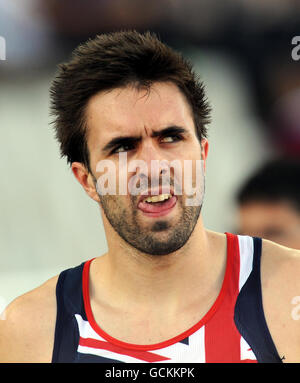 Martyn Rooney, en Grande-Bretagne, a l'air déçu après avoir terminé seulement troisième dans la demi-finale de Mens 400m au cours du deuxième jour des championnats d'Europe au stade olympique de Barcelone, en Espagne. Banque D'Images