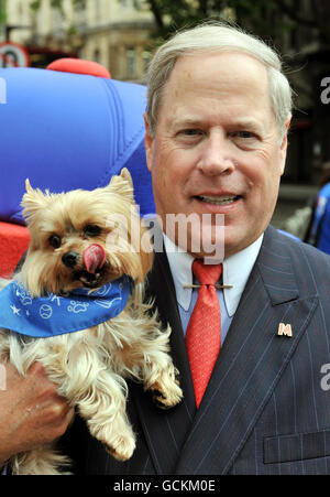 RETRANSMIS AVEC DES INFORMATIONS DE LÉGENDE SUPPLÉMENTAIRES. AJOUT DU NOM DU CHIEN fondateur et vice-président Vernon Hill II avec son chien Duffy, à l'extérieur de la nouvelle succursale Metro Bank à Holborn, dans le centre de Londres. La première grande banque de rue à être lancée au Royaume-Uni depuis plus de 100 ans a ouvert ses portes à ses clients aujourd'hui, mais ses produits ont reçu une réponse mitigée de la part des commentateurs de l'industrie. Banque D'Images