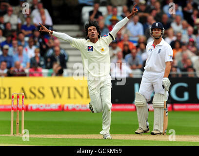 Le Mohammad Aamer du Pakistan célèbre après le bowling Andrew Strauss de l'Angleterre, pris par Kamran Akmal pour 45 pendant le premier jour du premier match de npower Test à Trent Bridge, Nottingham. Banque D'Images