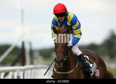 Myplacelater monté par le jockey Kieron Fallon dans les piquets de Moet Hennessy Fillies pendant la troisième journée du glorieux festival de Goodwood à l'hippodrome de Goodwood, Chichester. Banque D'Images