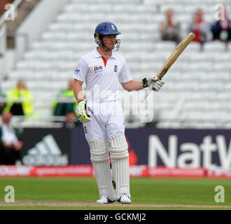 Cricket - npower First Test - Premier jour - Angleterre / Pakistan - Trent Bridge.Eoin Morgan, en Angleterre, célèbre son premier match d'essai en 50 Banque D'Images
