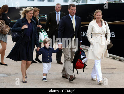 (Avant gauche à droite) la comtesse de Wessex, son fils James, Peter Phillips et Autumn Phillips suivi de (arrière gauche à droite) la princesse Eugénie, La princesse Beatrice et leur père, le duc d'York, débarquent du bateau Hebridean Princess après des vacances en famille autour des îles occidentales d'Écosse avec la reine Elizabeth II Banque D'Images