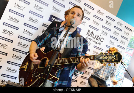 Irwin Sparkes de The Hoosiers se produit en direct au Carphone Warehouse d'Oxford Street à Londres, pour le lancement de Music Anywhere, un nouveau service qui permet aux utilisateurs de diffuser toute leur collection musicale sur n'importe quel ordinateur ou téléphone mobile. Banque D'Images