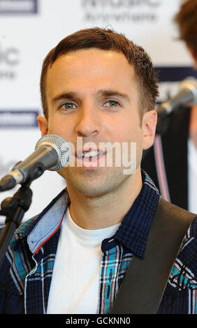 Irwin Sparkes de The Hoosiers se produit en direct au Carphone Warehouse d'Oxford Street à Londres, pour le lancement de Music Anywhere, un nouveau service qui permet aux utilisateurs de diffuser toute leur collection musicale sur n'importe quel ordinateur ou téléphone mobile. Banque D'Images