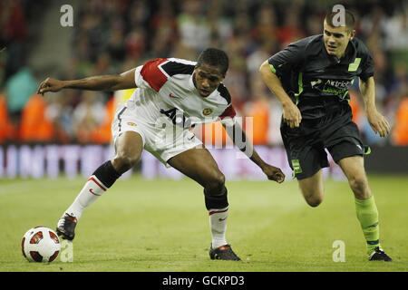 Football - pré saison amicale - Airtricity League of Ireland XI v Manchester United - Aviva Stadium.Antonio Valencia de Manchester United (à gauche) en action pendant la pré saison amicale au stade Aviva, Dublin. Banque D'Images