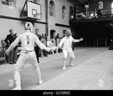 (G-D), P.F. LT HART (R.A.F.) pendant son combat avec le Sgt. D. Cobley (R.A.F.) dans la section individuelle. Banque D'Images