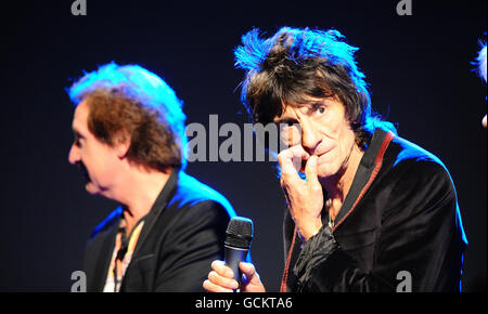 Les membres des visages réformés (de gauche à droite), Kenney Jones et Ronnie Wood, au cours d'une session de questions-RÉPONSES avant d'effectuer un concert American Express exclusif à l'expérience British Music Experience pour démarrer leur réunion. Banque D'Images