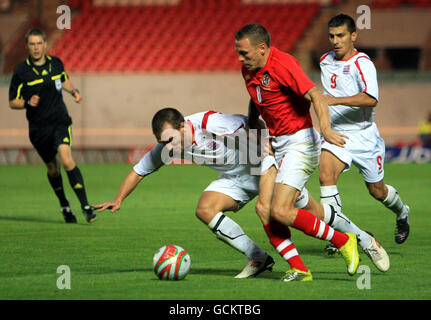 Craig Bellamy (au centre), pays de Galles, est fouillé par Kim Kintziger, de Luxembourg, lors du match international amical à Parcy Scarlets, Llanelli, pays de Galles. Banque D'Images