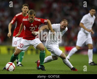 Football - International friendly - Angleterre v Hongrie - Stade Wembley.Wayne Rooney (à droite du centre) Vladimir Koman (à gauche), en Hongrie, lutte pour le ballon Banque D'Images