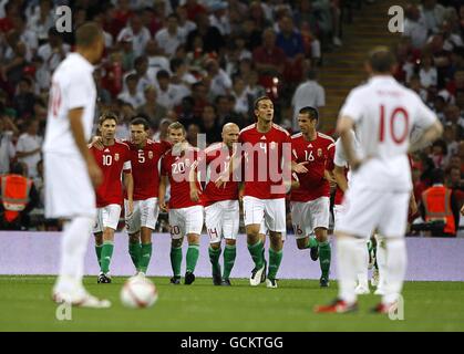 Bobby Zamora (à gauche) et Wayne Rooney (à droite), en Angleterre, ont été abandonnés Alors que la Hongrie se fête en prenant l'initiative Banque D'Images