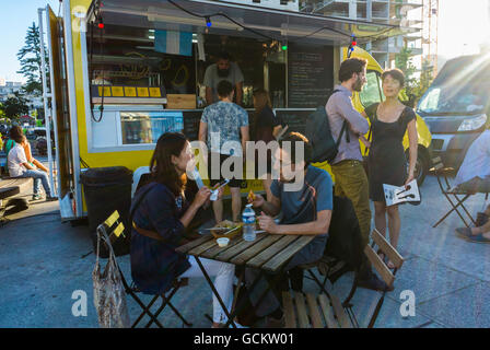 Paris, France, couple français sur une date partageant des repas à table dehors, paris fast food Street, manger à Food Trucks, Street Vendor, quartiers locaux Banque D'Images