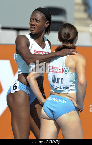 Athlétisme - Championnats d'Europe IAAF 2010 - quatrième jour - Stade olympique.Merlene Ottey (à gauche), de Slovénie, née en Jamaïque, avec son coéquipier Tina Murn (à droite) après avoir disputé le relais de chaleur 4x100 féminin Banque D'Images