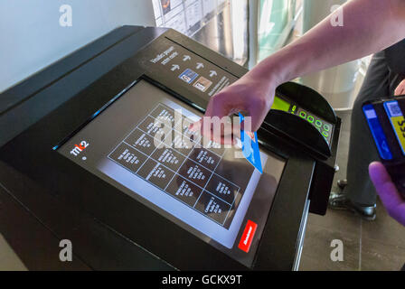 Paris, France, détail, main de l'homme, distributeur automatique, achat de billets pour le cinéma MK2, Card, Cineplex dans le quartier de la Bibliotheque, personnes allant au cinéma, cinéma france pass cinéma, écran connecté France Banque D'Images