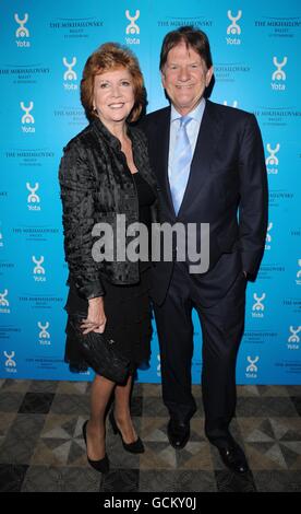 Cilla Black et John Madejski arrivent au lancement parrainé PAR YOTA du lac Swan de Mikhaïlovsky, à l'Opéra national anglais, St Martin's Lane, Londres. Banque D'Images