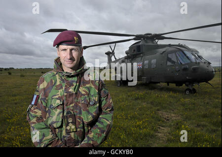 Brigadier James Chiswell MC, commandant de la Brigade d'assaut aérienne 16 pendant un exercice d'entraînement sur la plaine de Salisbury. Banque D'Images