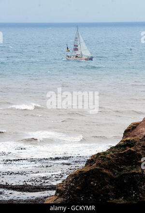 Yachting - Clipper Round the World Race - course 14 - Ijmuiden à Hull.L'équipe britannique passe devant Flamborough Head près de Bridlington East Yorkshire, lors de la Clipper Round the World Race. Banque D'Images