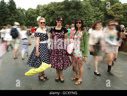 Les festivaliers de Felixstowe (de gauche à droite) Amanda, Maggie et Neleh sont vus au festival Latitude, tenu à Henham Park à Southwold, Suffolk. Banque D'Images