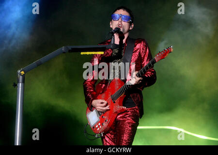 Matt Bellamy, de Muse, en tête de la scène principale le troisième jour du festival de musique d'Oxegen au cours de course de Punchestown à Co Kildare, en Irlande. Date de la photo: Samedi 10 juillet 2010. Le crédit photo devrait se lire comme suit : Niall Carson/PA Wire Banque D'Images