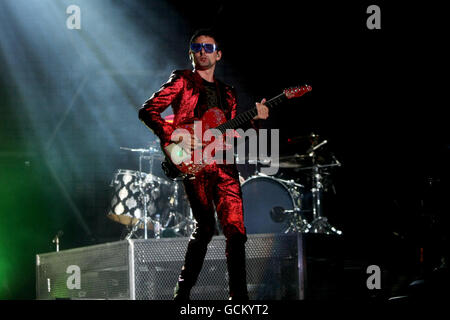 Matt Bellamy, de Muse, en tête de la scène principale le troisième jour du festival de musique d'Oxegen au cours de course de Punchestown à Co Kildare, en Irlande. Date de la photo: Samedi 10 juillet 2010. Le crédit photo devrait se lire comme suit : Niall Carson/PA Wire Banque D'Images