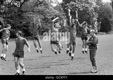 Sir Alf Ramsey, directeur du football d'Angleterre (à droite, en premier plan), fait monter ses joueurs sur le terrain de sport de la Banque d'Angleterre à Roehampton, où ils s'étaient inscrits pour le match de la coupe des Nations européennes avec Malte. (De l à r) Roy McFarland; Bobby Moore; Martin Chivers; Peter Story et Peter Shilton. Dans le fond droit se trouve l'ancienne Angleterre dos-droit George Cohen, qui a été formation avec l'équipe. Banque D'Images