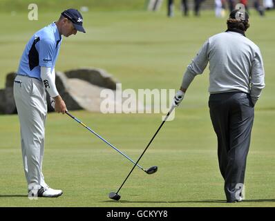 Graeme McDowell (à droite) d'Irlande du Nord et Jim Furyk in des États-Unis Action pendant la deuxième manche du Championnat d'Open 2010 à St Andrews Banque D'Images