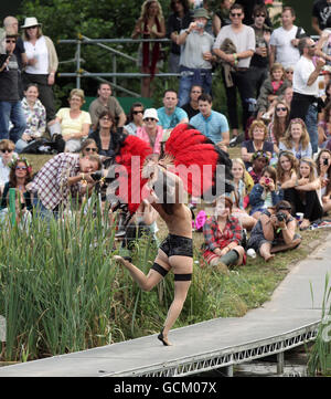 CONTENU DE LA NOTE ÉDITORIALE. Une danseuse au cours du Coco de Mer - spectacle de mode enfant Circus sur la scène du front de mer se produit au festival Latitude, qui s'est tenu à Henham Park à Southwold, Suffolk. Banque D'Images