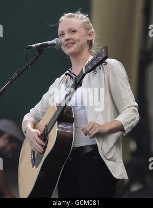 Laura Marling se produit au festival Latitude, tenu à Henham Park à Southwold, Suffolk. Banque D'Images