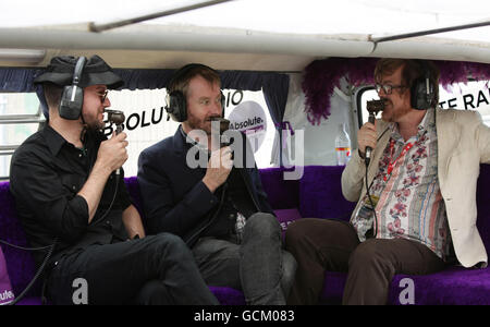 Matt Berninger (au centre) et Scott Devendorf (à gauche) du National lors de leur entretien Absolute radio avec le DJ Geoff Lloyd Backstage au festival Latitude, tenu à Henham Park à Southwold, Suffolk. Banque D'Images