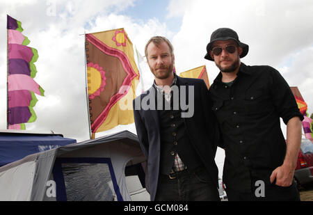 Matt Berninger (à gauche) et Scott Devendorf (à droite) du National, coulisses du festival Latitude, tenu à Henham Park à Southwold, Suffolk. Banque D'Images