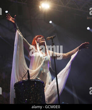 Florence Welch de Florence et la machine se présentant sur la scène Obélisque au festival Latitude, tenu à Henham Park à Southwold, Suffolk. Banque D'Images