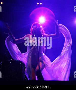 Florence Welch de Florence et la machine se présentant sur la scène Obélisque au festival Latitude, tenu à Henham Park à Southwold, Suffolk. Banque D'Images