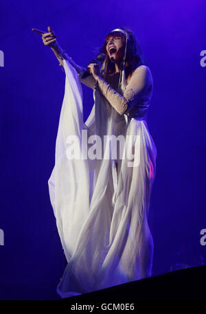 Florence Welch de Florence et la machine se présentant sur la scène Obélisque au festival Latitude, tenu à Henham Park à Southwold, Suffolk. Banque D'Images