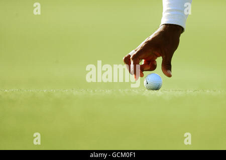 Gros plan alors que Tiger Woods aux États-Unis place sa balle de golf nike sur le green lors de la deuxième partie du Championnat Open 2010 à St Andrews, Fife, en Écosse. Banque D'Images