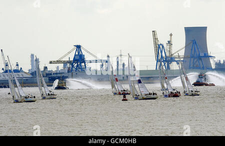 En direction de la ligne d'arrivée, les yachts de la Clipper Round the World Race arrivent aujourd'hui sur la rivière Humber à Hull pour terminer leur défi de 35,000 miles. Banque D'Images