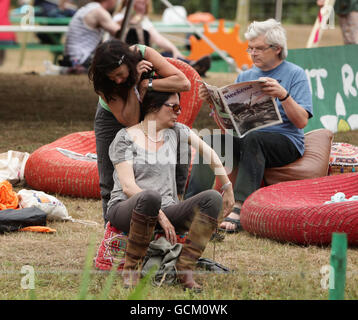 Festivaliers au festival Latitude, tenu à Henham Park à Southwold, Suffolk. Banque D'Images