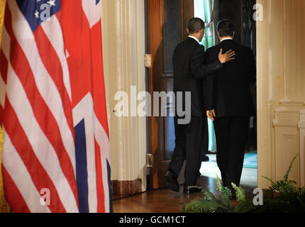 Le Premier ministre David Cameron part après une conférence de presse avec le président américain Barack Obama, à la Maison Blanche à Washington. Banque D'Images