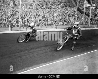 Circuit de course - Premier test - Angleterre / Australie - Wembley Stadium.AUB Lawson, à gauche, et Graham Warren, à droite, à grande vitesse. Banque D'Images