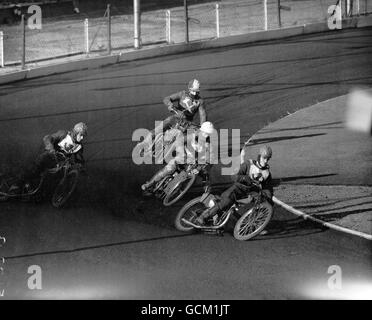 Circuit de course - Wembley v West Ham - Wembley Stadium.Bill Gilbert (Wembley) en tête, suivi de près par Malcolm Craven (West Ham) et Benny King (West Ham) Banque D'Images