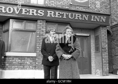 La première ministre Margaret Thatcher à l'extérieur des Rovers retourne avec William Roache, qui joue à Ken Barlow, lors de sa visite à la rue Coronation, située à Granada Studios, à Manchester. Banque D'Images
