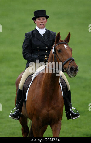 Equestrian - Mitsubishi Motors Badminton Horse Trials 2010 - Day One - Gloucestershire Park.Rosie Thomas de Grande-Bretagne sur Barry's Best pendant la dressage Banque D'Images