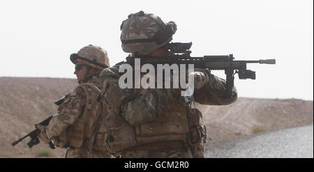 Soldats de la Compagnie B les gardes Scots durant une patrouille le long de la route 601 près de Checkpoint Attal, à 20 milles à l'extérieur de Lashkar Gah dans la province de Helmand, en Afghanistan. Banque D'Images