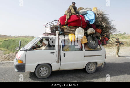 Un soldat de B Company les Scots Guards surveille un véhicule lourdement chargé qui se déplace le long de la route 601 près de Checkpoint Attal, à 20 milles à l'extérieur de Lashkar Gah, dans la province de Helmand, en Afghanistan, pendant une patrouille. Banque D'Images