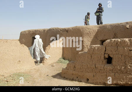 Des membres de la police nationale afghane (PNA) sont garde lorsqu'ils participent à l'opération Yaklang dans la province d'Helmand, en Afghanistan.APPUYEZ SUR ASSOCIATION photo.Date de la photo: Jeudi 22 juillet 2010.L'opération Yaklang, dirigée par l'ANP, a été chargée d'enquêter sur des composés entourant un poste de police dans lequel six policiers ont été trouvés morts et quatre autres disparus.Le crédit photo devrait se lire comme suit : Lewis Whyld/PA Wire Banque D'Images