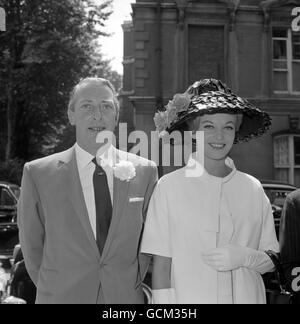 Le comte de Kimberley avec sa quatrième épouse, Margaret Simons, mannequin de mode de 23 ans, au bureau de registre de Caxton Hall, où ils se sont mariés. Banque D'Images